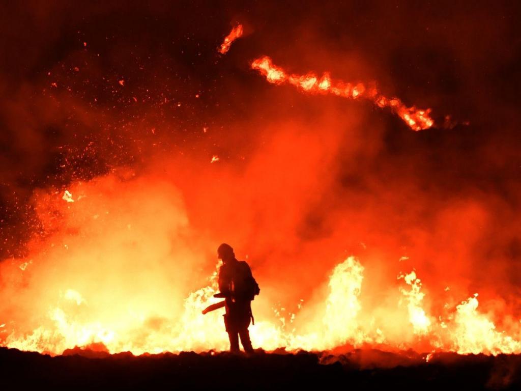 0_Saddleworth-Moor-Blaze-Visible-for-Miles.thumb.jpg.99011876e403e412ad0f20bff293b58f.jpg