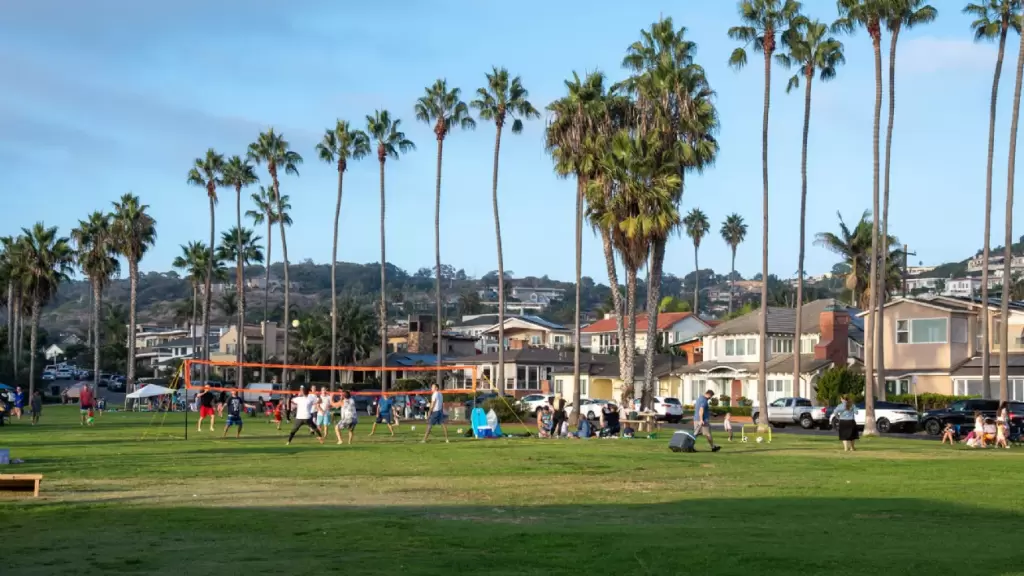 lrg-playing-volleyball-at-la-jolla-shores-park.thumb.webp.ad95d0f6f481ee0771e3772abd6dd7cf.webp